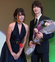 ２０２０年、エランドール賞授賞式で横浜流星の祝福に駆けつけた深田恭子