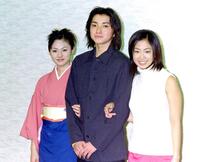腕を組む（左から）深田恭子、藤原竜也、優香＝９９年