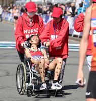 ゴール後、車椅子で運ばれる吉田響（撮影・中田匡峻）