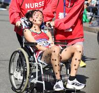 ゴール後、車椅子で運ばれる吉田響（撮影・中田匡峻）