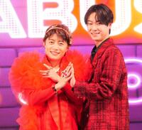 スナックのママ「ピカルママ」になりきるはやぶさのヒカル（左）とヤマト