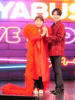 スナックのママ「ピカルママ」になりきるはやぶさのヒカル（左）とヤマト