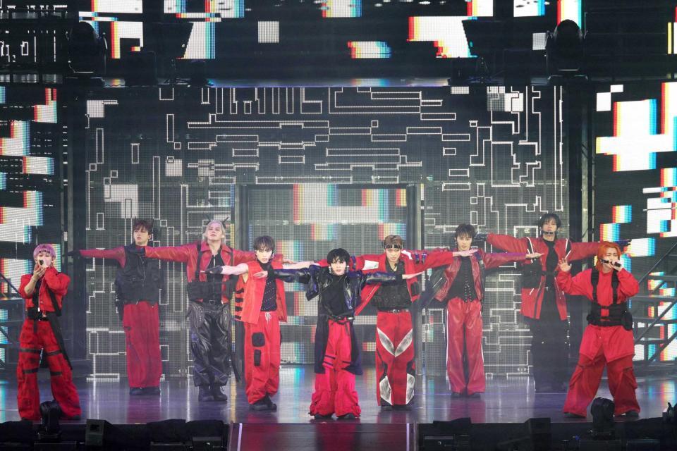 　（左から）シューヤ、ユーキ、カイ、マサヒロ、ハル、アロハ、タクヤ、リョウガ、タカシ（撮影・米山三郎）