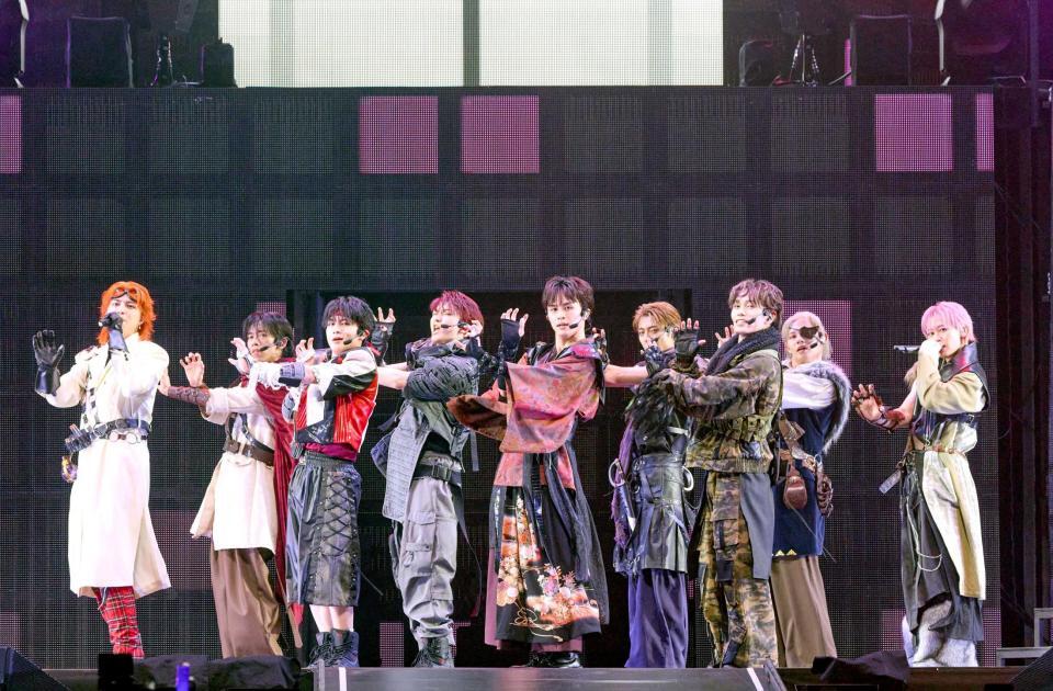 　（左から）タカシ、リョウガ、ハル、ユーキ、タクヤ、アロハ、マサヒロ、カイ、シューヤ（撮影・米山三郎）