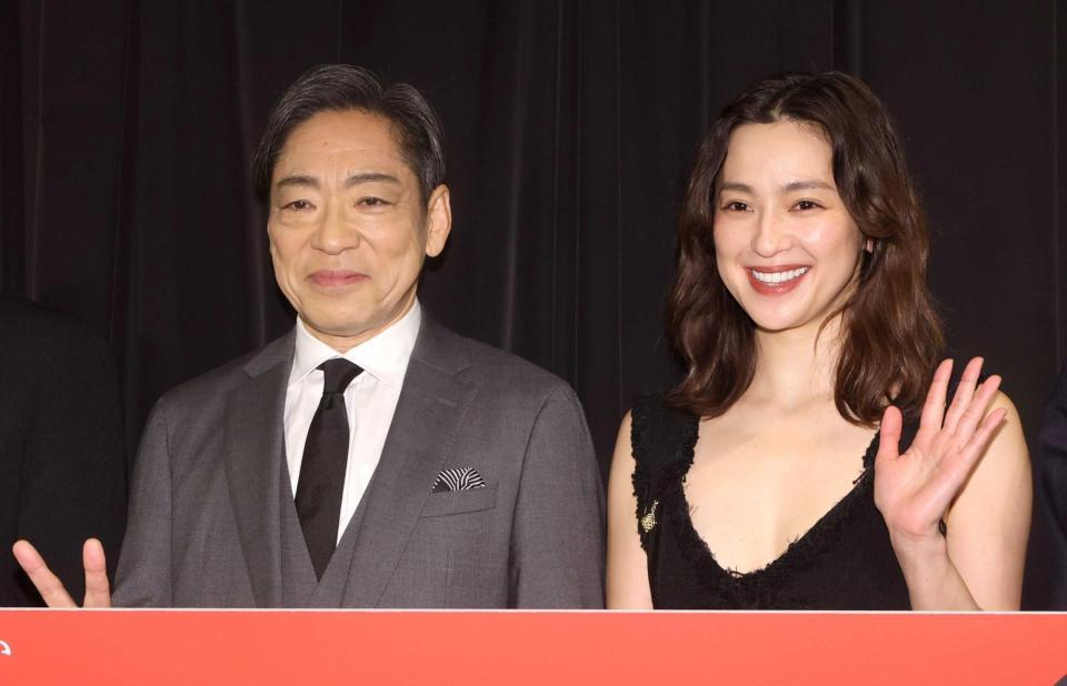 舞台あいさつに登場した香川照之（左）と中村アン（撮影・石井剣太郎）