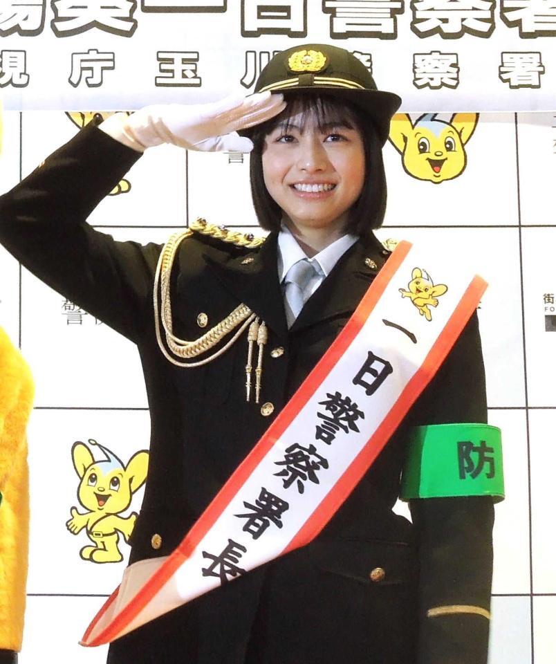 玉川警察署の一日警察署長を務め万引防止を呼びかけた中川陽葵