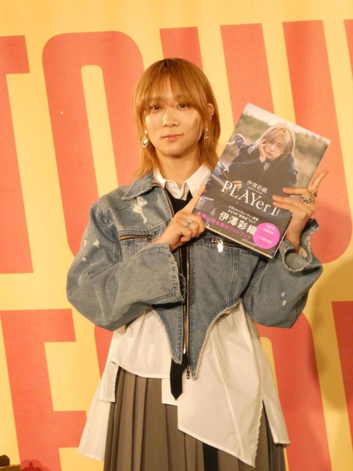 撮影に応じる伊澤彩織