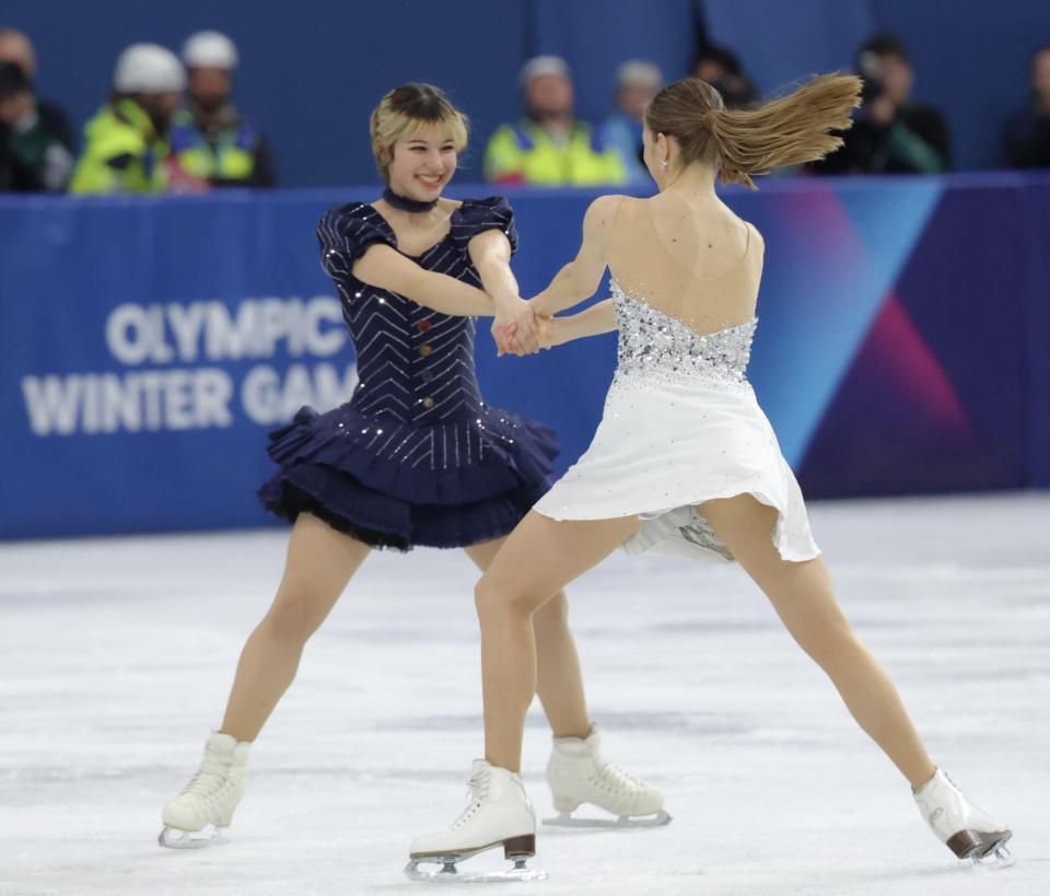 ミラノ・コルティナ五輪カロリーナ・コストナー（右）と手を繋ぎぐるぐる回るアリサ・リュウ＝ミラノアイススケートアリーナ（撮影・吉澤敬太）