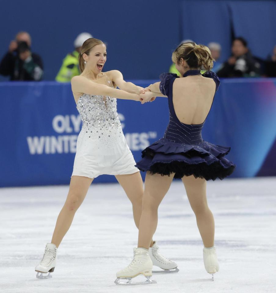 ミラノ・コルティナ五輪　アリサ・リュウ（右）と手を繋いでぐるぐる回るカロリーナ・コストナー＝ミラノアイススケートアリーナ（撮影・吉澤敬太）