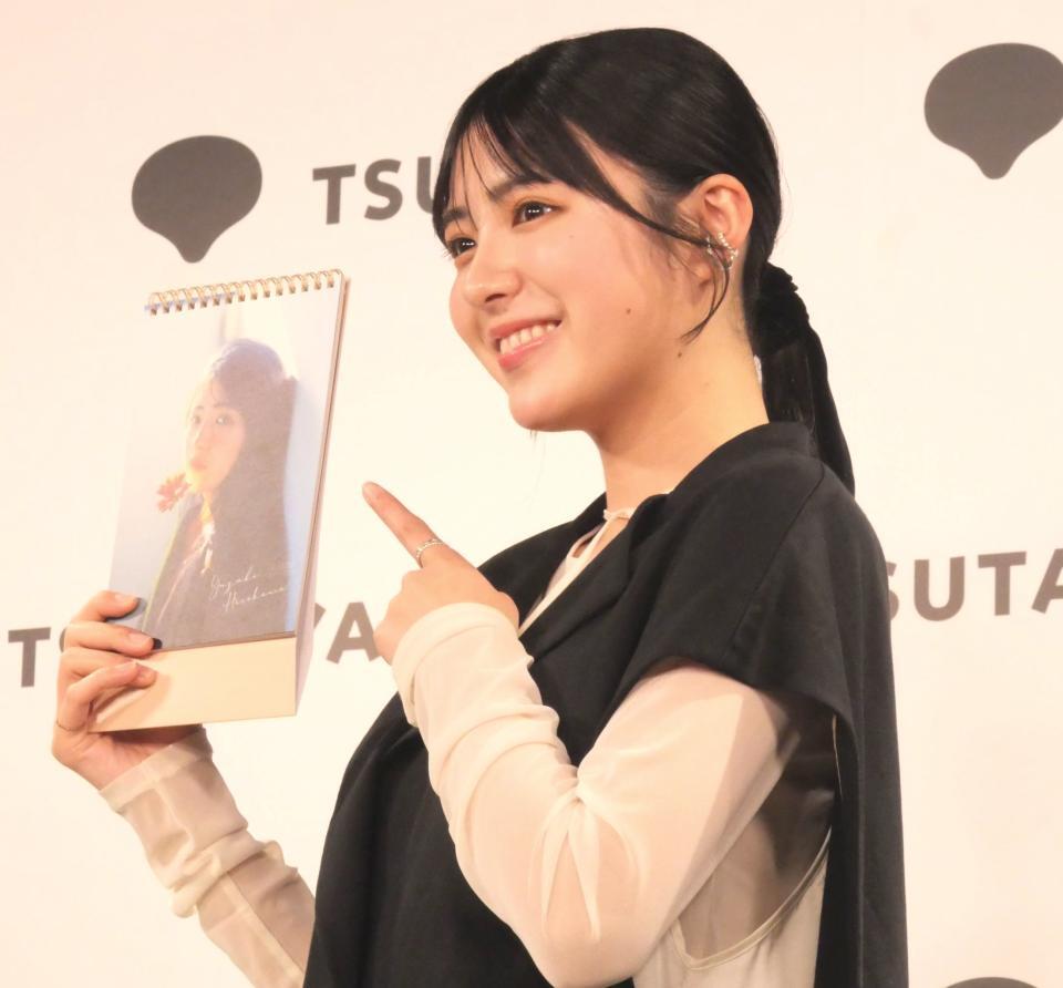 カレンダーをアピールする平川結月