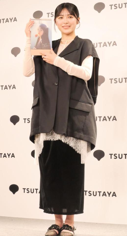 カレンダーをアピールする平川結月