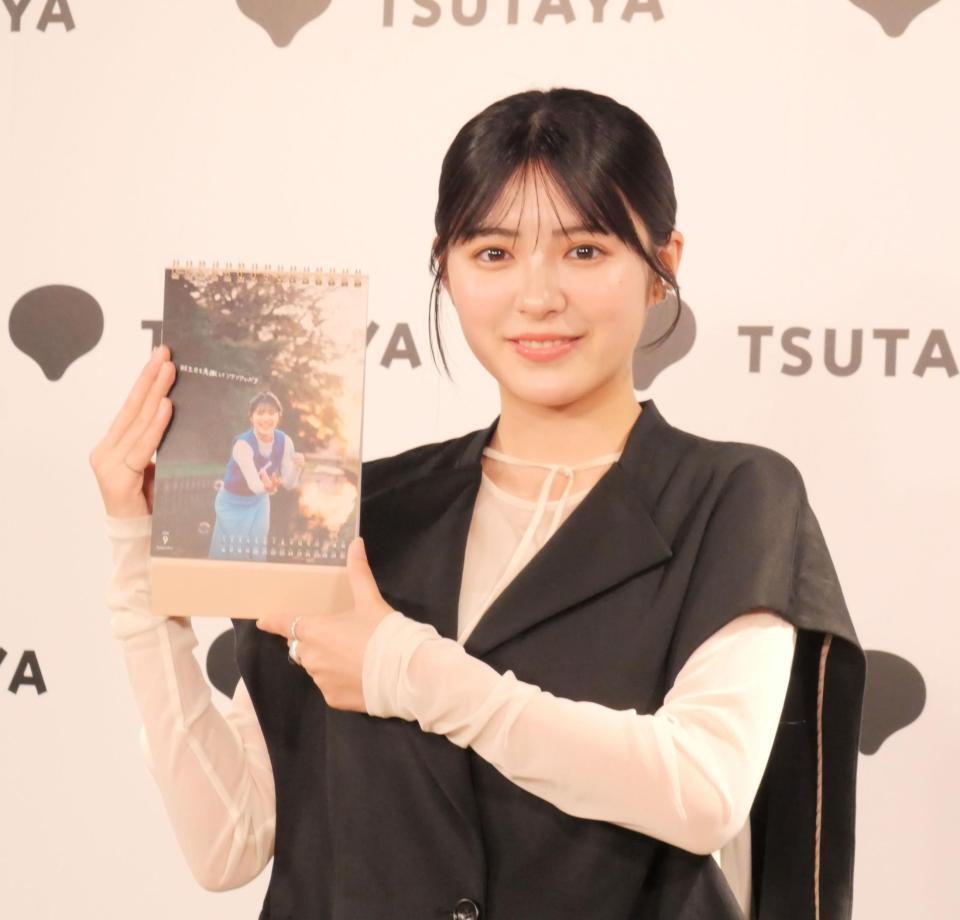 お気に入りカットをアピールする平川結月