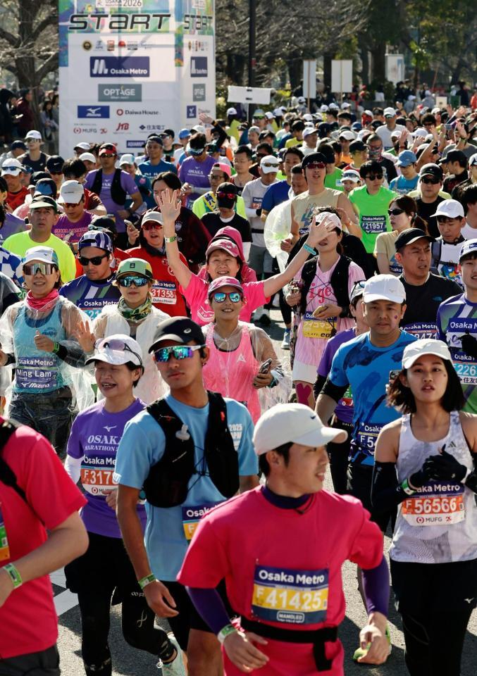 大阪マラソンで一斉にスタートする大勢のランナー＝22日、大阪府庁前