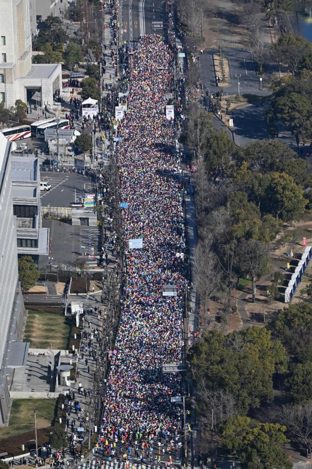 次々とスタートするランナーたち（代表撮影）