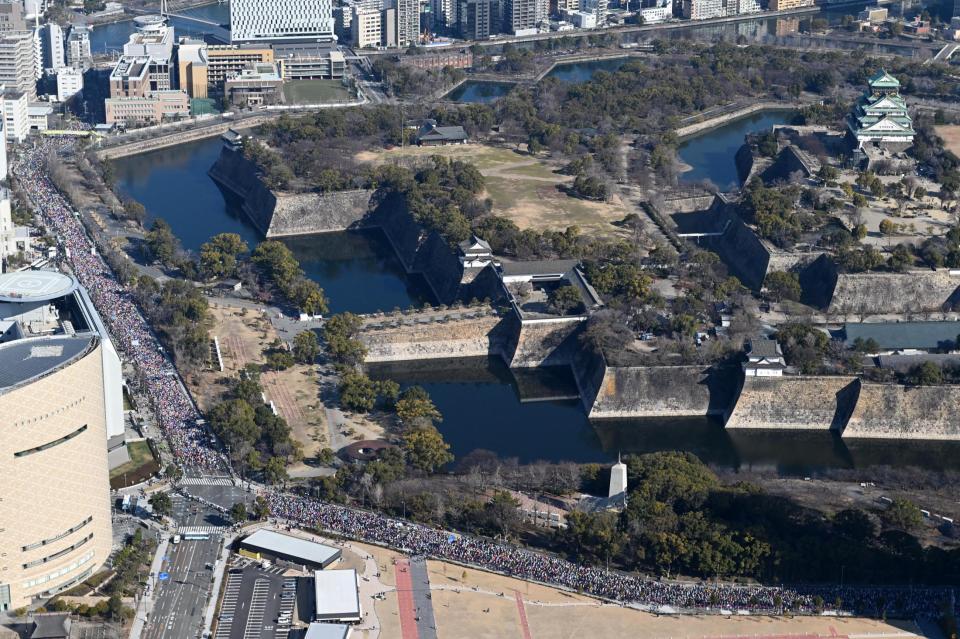 大阪マラソンに参加するランナーたち（左と手前）＝代表撮影