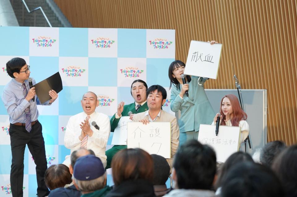 「献血」にまつわるエピソードを披露した蛙亭・イワクラ（後列右）ら