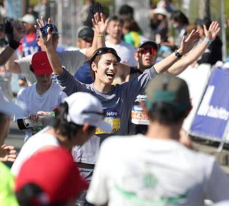 　お守りを右手に持ち、笑顔でゴールするなにわ男子・藤原丈一郎（撮影・中田匡峻）