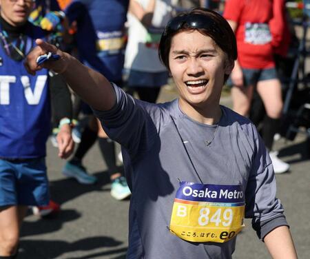 　カメラに向かって言葉を発するなにわ男子・藤原丈一郎（撮影・中田匡峻）