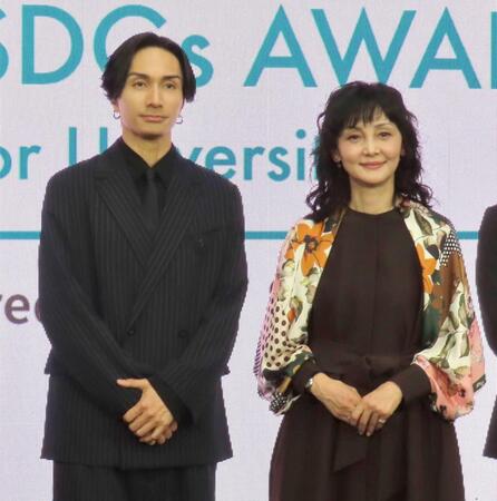 　特別審査員を務めた橘ケンチ（左）、南果歩