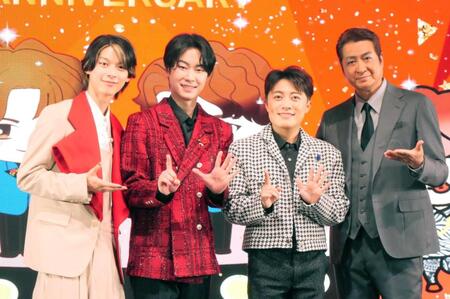 　左から原田波人、はやぶさ・ヤマトとヒカル、山川豊