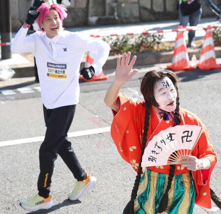 　笑顔で手を振る間寛平とＥＸＩＴ・兼近大樹（左）