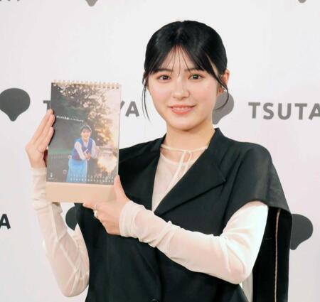 　お気に入りカットをアピールする平川結月