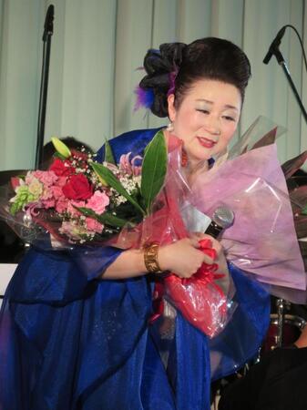 ファンから花束を贈られた入山アキ子