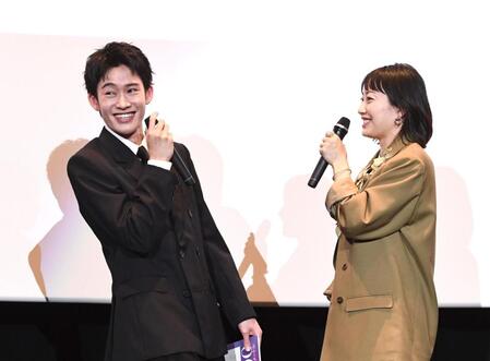 菅野美穂の寸劇のビックリする山時聡真（撮影・園田高夫）