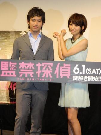 映画「監禁探偵」の試写会に出席した（左から）三浦貴大、夏菜＝２０１３年５月