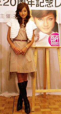 不正商品対策の啓発ポスターのモデルになった西山茉希＝０６年９月