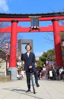 得意の一輪車を披露した山内惠介