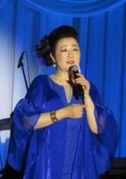 熱唱する入山アキ子