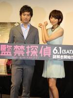 映画「監禁探偵」の試写会に出席した（左から）三浦貴大、夏菜＝２０１３年５月