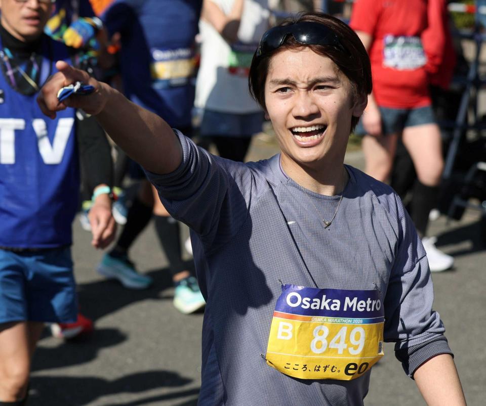 　カメラに向かって言葉を発するなにわ男子・藤原丈一郎（撮影・中田匡峻）