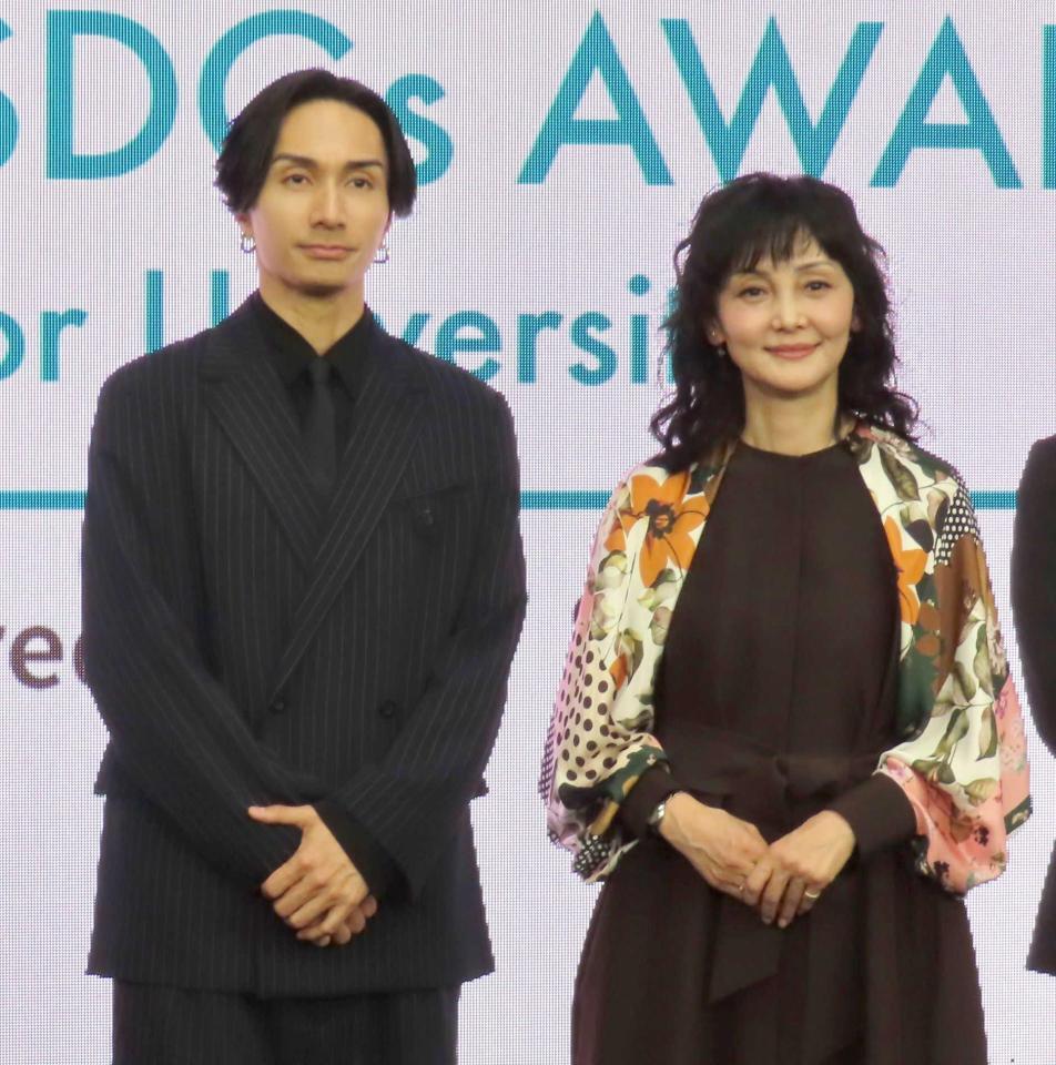 　特別審査員を務めた橘ケンチ（左）、南果歩