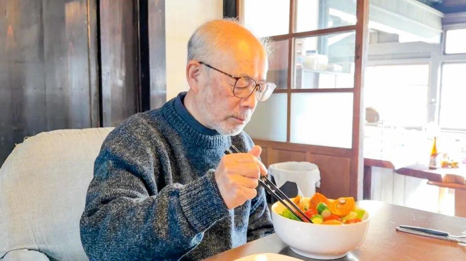 築２８８年の古民家で自作の朝食を摂る大滝令嗣氏