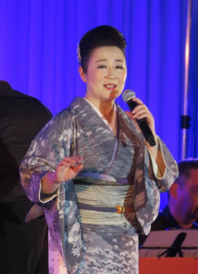 熱唱する入山アキ子