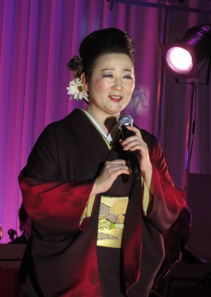 熱唱する入山アキ子