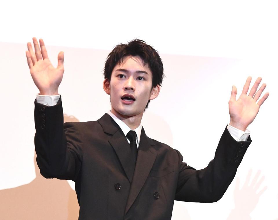 ファンに手を振る山時聡真（撮影・園田高夫）