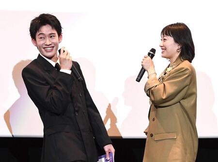 　息の合ったトークを展開した菅野美穂（右）と山時聡真（撮影・園田高夫）