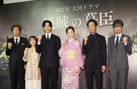 ポーズをとる（左から）中村雅俊、上白石萌音、松坂桃李、鈴木京香、北村有起哉、岡部たかし（撮影・石井剣太郎）