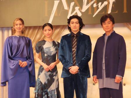 会見に出席した（左から）柚香光、當真あみ、市川染五郎、石黒賢