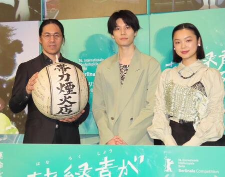 ジャパンプレミアに出席した（左から）四宮義俊監督、萩原利久、古川琴音