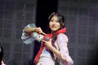 ポーズを決める≠ＭＥの蟹沢萌子©ＹＯＡＮＩ