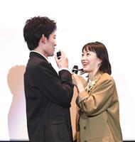 山時聡真（左）に突然迫り寸劇？を始める菅野美穂（撮影・園田高夫）