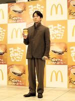 マクドナルドの「プレミアムローストコーヒー（ホット）」リニューアル発表会に“コーヒーカラー”で出席した岡田准一