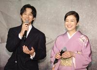 会見に出席した松坂桃李（左）と鈴木京香（撮影・石井剣太郎）