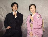 会見に出席した松坂桃李（左）と鈴木京香（撮影・石井剣太郎）