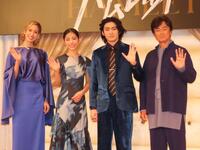 会見に出席した（左から）柚香光、當真あみ、市川染五郎、石黒賢