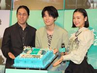 ジャパンプレミアに出席し、記念ケーキの前で笑顔を見せる（左から）四宮義俊監督、萩原利久、古川琴音